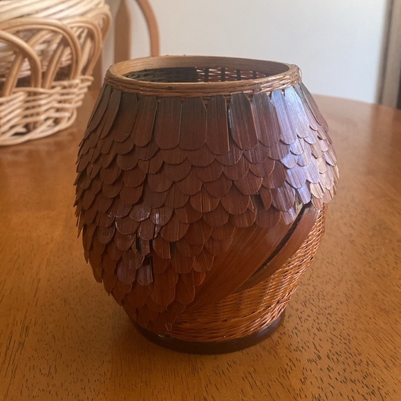 Vintage Shanghai Handicrafts Imported Animal Feather Wicker Basket Vase 1970’s - Picture 3 of 6